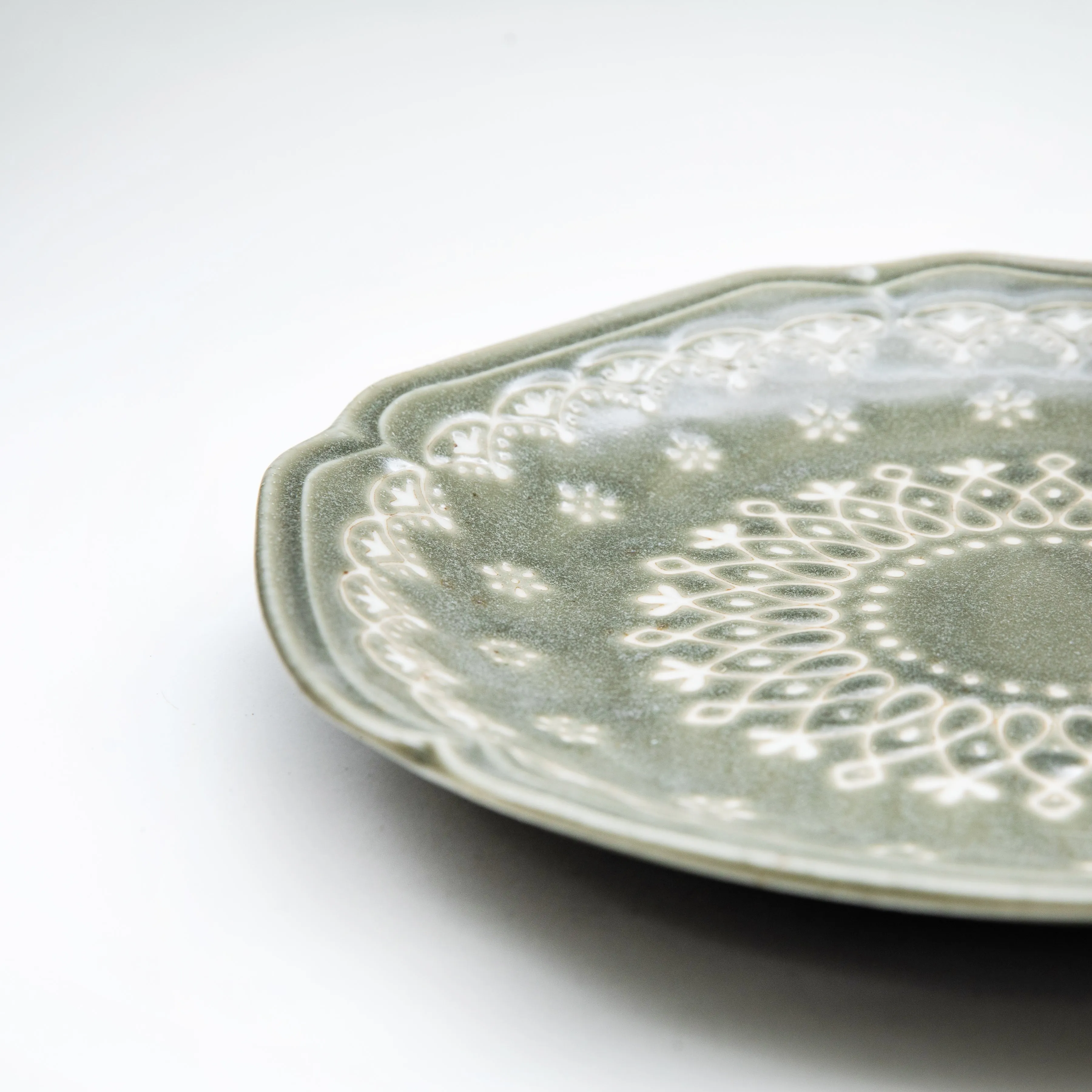 Japanese Porcealin Lace Scalloped Edge Plate (24x23.5x3cm)